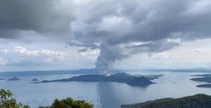 Hình ảnh đáng sợ khi núi lửa Philippines 'sống lại' sau 40 năm